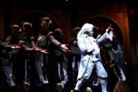 Showstar Almaviva mit Polizeitruppe