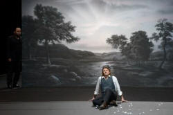 Faust (sitzend) und Mephisto (stehend)