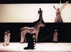 "Requiem" mit als Engel (oben) Eva Johansson und (unten Mitte) Ulrike Hezel als "Der-Tod-ist-die-Frau"