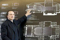 Der Architekt am Modell