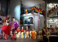 Carmen geleitet Torero Escamillo in den Kampf