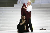Rienzi am Ende als BDM-Puppenspieler-Gretel mit Schwester Irene