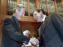 Kanzler Schroeder gratuliert Sir John Eliot Gardiner zum Haendelpreis 2001