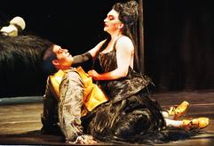 Die Zauberin Medea mit scharfem Blick in Teseo